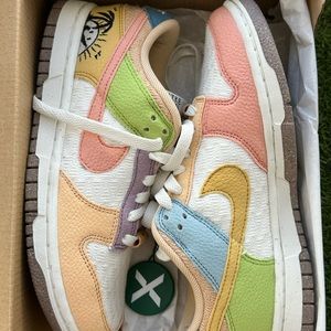 Women Nike Dunks Low SE Sun Club, sail/sanded gold.